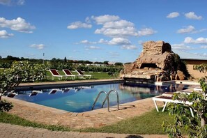 Piscine extérieure, chaises longues