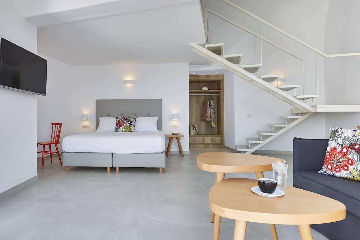 Suite with Sea View & Outdoor Jacuzzi (Duplex) | 이집트산 면 시트, 고급 침구, 메모리폼 침대, 객실 내 금고