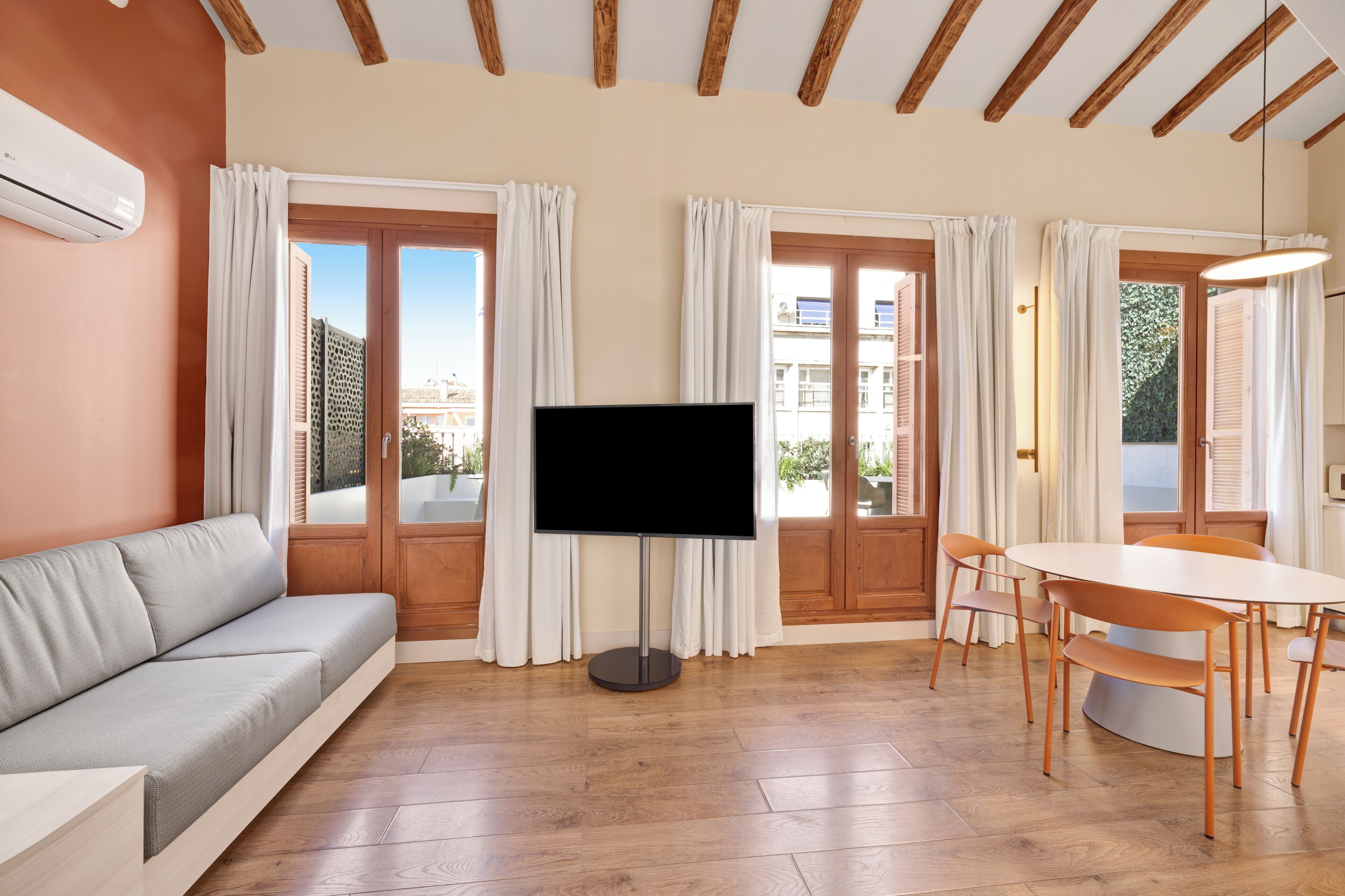 Ático, terraza, vistas a la ciudad | Ropa de cama de alta calidad, caja fuerte, escritorio y cortinas opacas