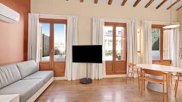 Ático, terraza, vistas a la ciudad | Ropa de cama de alta calidad, caja fuerte, escritorio y cortinas opacas