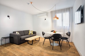 Apartamento Deluxe, 1 habitación | Zona de estar | Una televisión LED