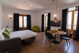 Appartamento Standard | Biancheria da letto di alta qualità, cassaforte in camera, una scrivania