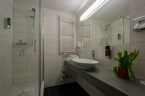 Ilmaiset hygieniatuotteet, hiustenkuivaaja, pyyhkeet