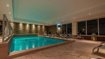 Indoor pool, sun loungers