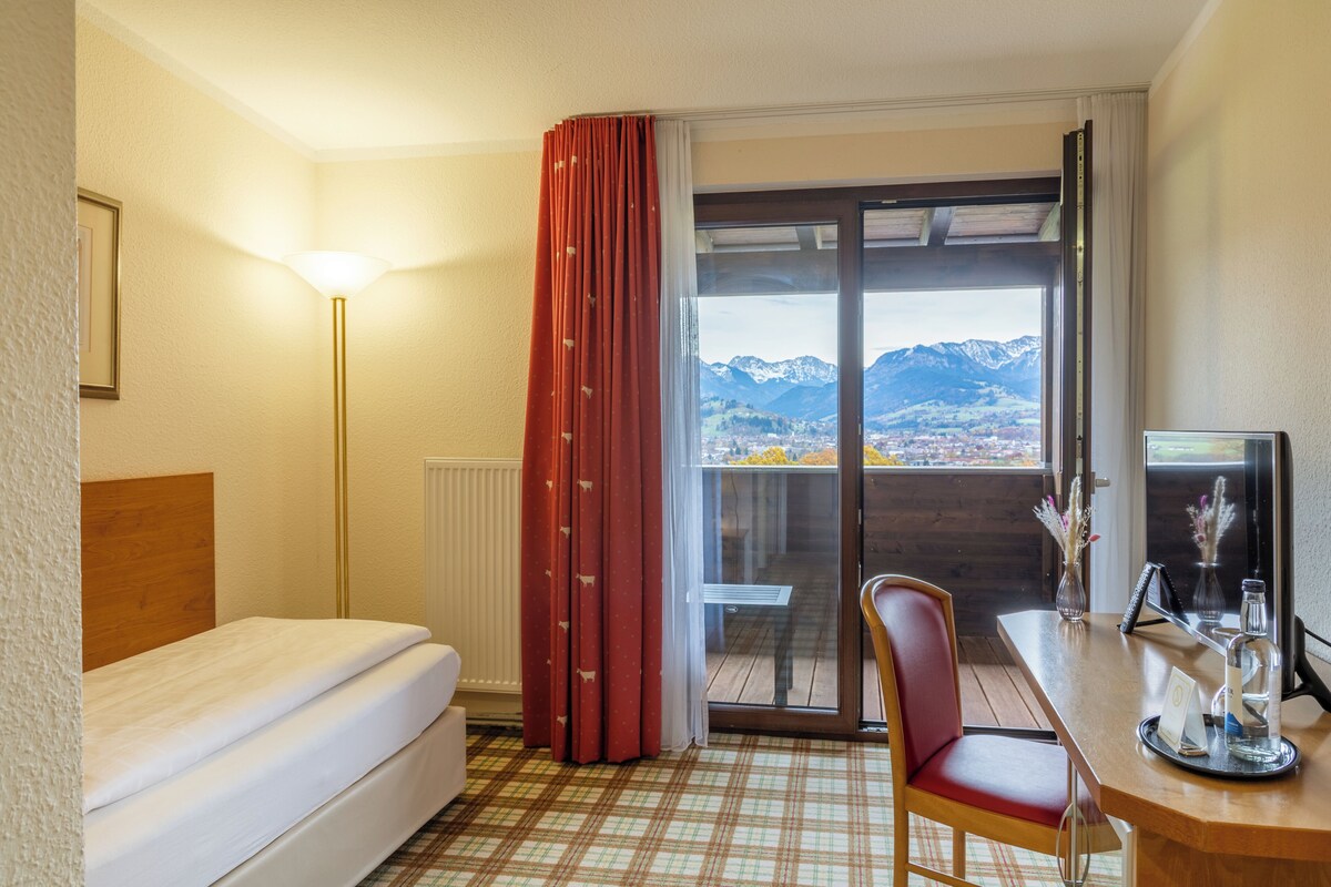 Habitación individual, vistas a la montaña | Minibar con artículos gratuitos, caja fuerte, wifi gratis y ropa de cama