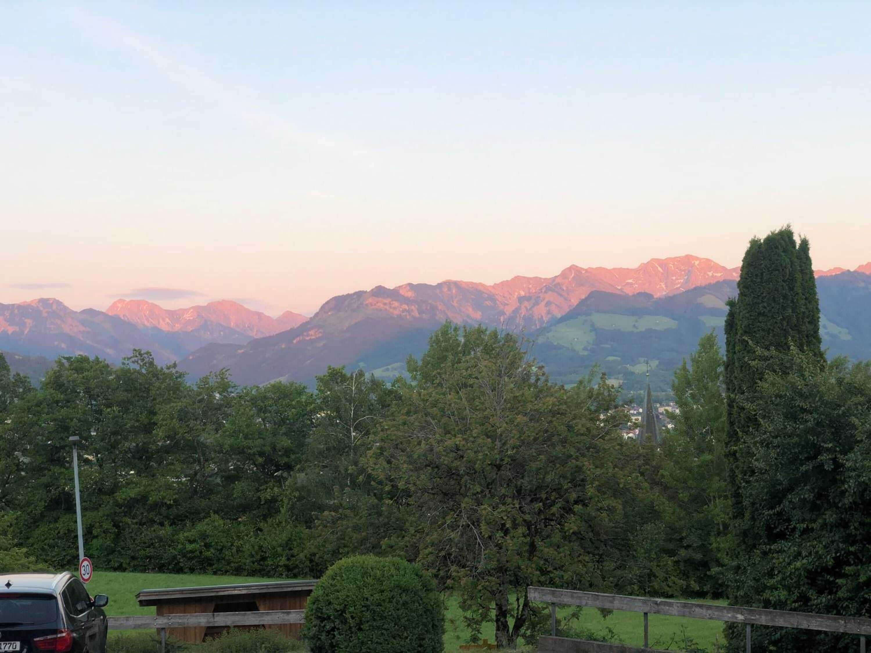 Blick auf ein Gebirge unter blauem Himmel.