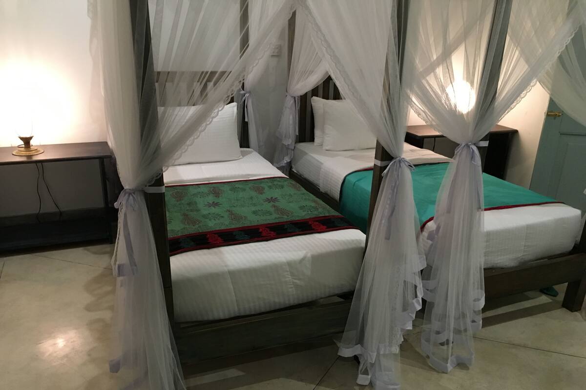 Comfort Twin kamer, 1 slaapkamer, roken, uitzicht op tuin | Een bureau, geluiddichte muren, een strijkplank/strijkijzer, gratis wifi