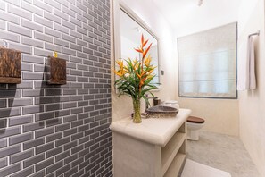 Shower, free toiletries, hair dryer, bidet - Parawa House (Galle)