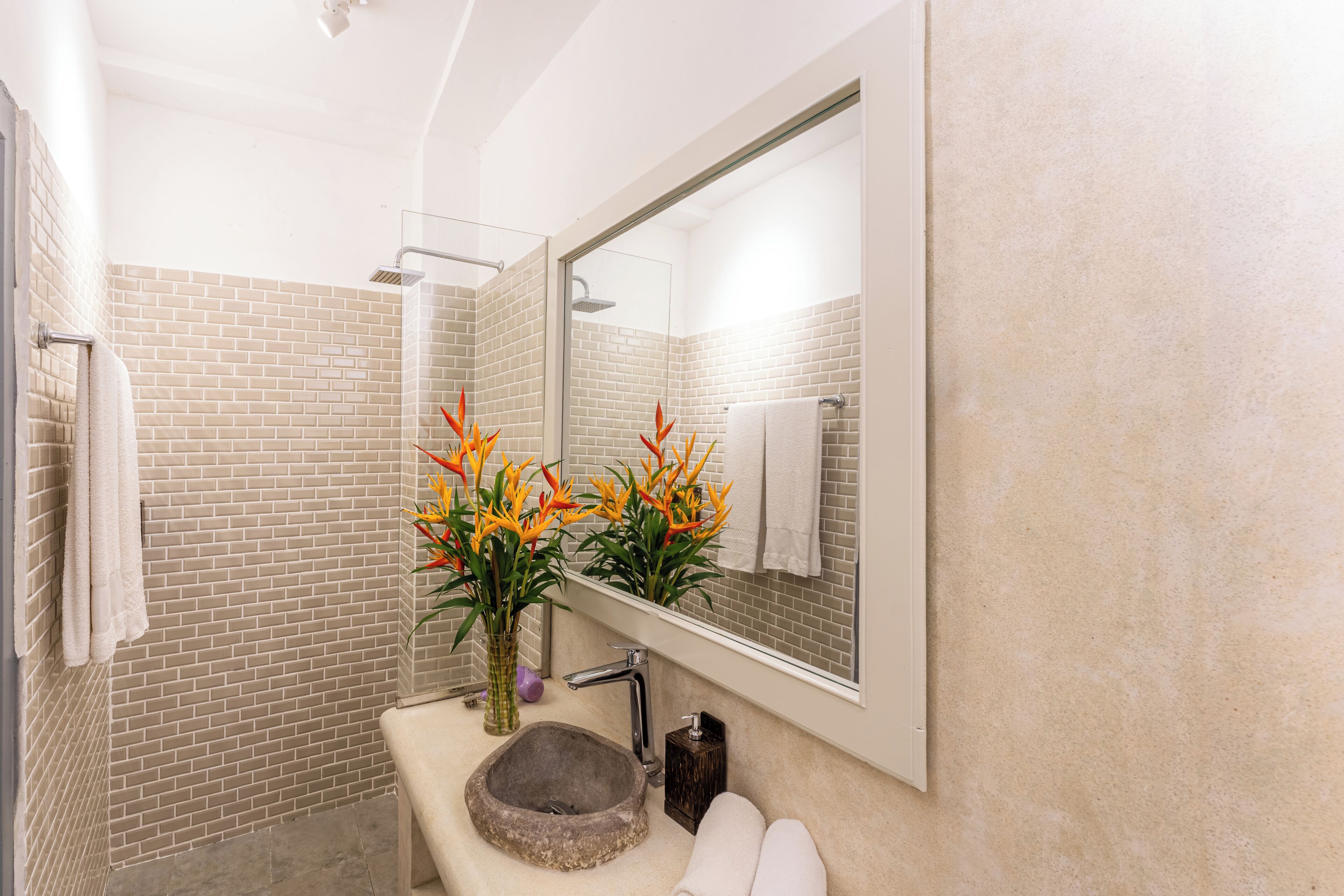 Budget Double Room | Bathroom | Shower, free toiletries, hair dryer, bidet