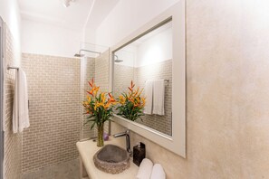 Budget Double Room | Bathroom | Shower, free toiletries, hair dryer, bidet - Parawa House (Galle)