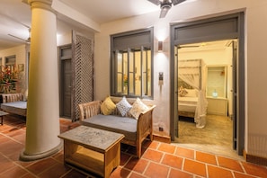 Budget Double Room | Desk, soundproofing, iron/ironing board, free WiFi - Parawa House (Galle)