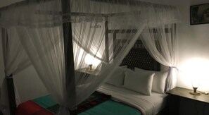 Desk, soundproofing, iron/ironing board, free WiFi - Parawa House (Galle)