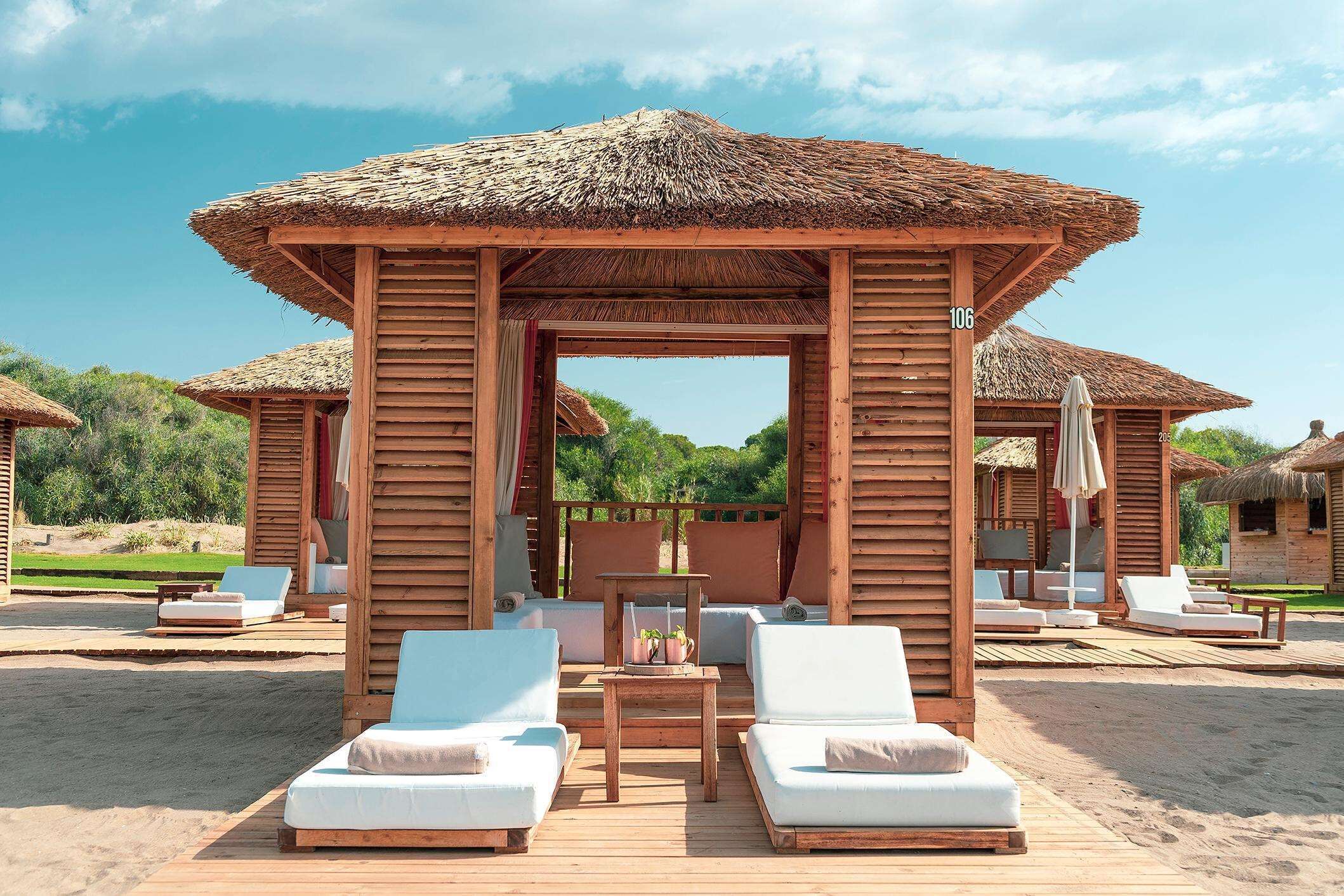 Plage privée, cabines gratuites, chaises longues, parasols