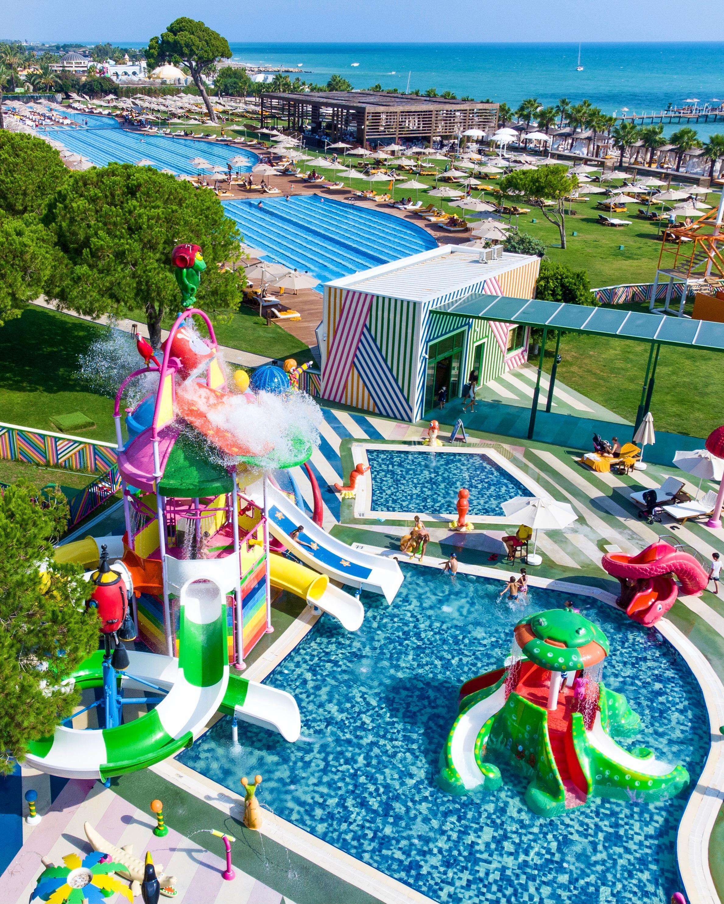 من حمّامات السباحة المغطاة، حمّام سباحة خارجي موسمي، كبائن مجانية