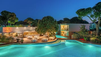 Poolside bar