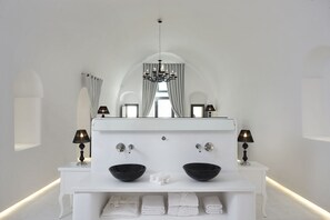 1 habitación, ropa de cama de alta calidad, cubrecamas y minibar 