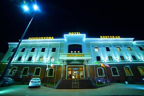 Front of property – evening/night - Hotel Zilol Baxt (Samarkand)