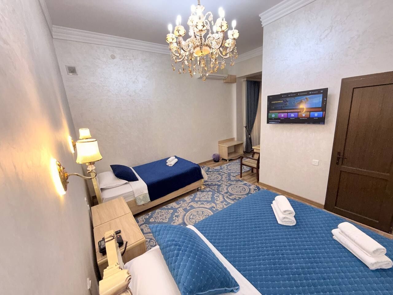 Kolmen hengen perhehuone, 1 makuuhuone | Ylelliset vuodevaatteet, minibaari, työpöytä, äänieristys