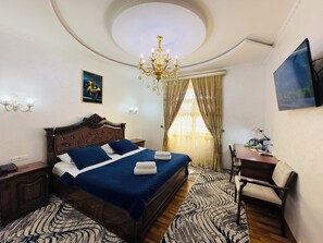 Ropa de cama de alta calidad, minibar y escritorio 