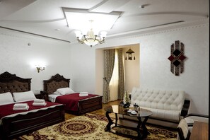 Kolmen hengen perhehuone, 1 makuuhuone | Ylelliset vuodevaatteet, minibaari, työpöytä, äänieristys