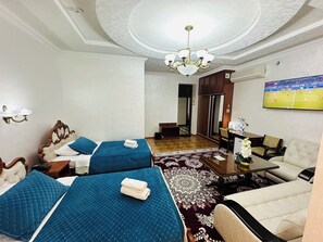 Kahden hengen deluxe-huone (kaksi sänkyä) | Ylelliset vuodevaatteet, minibaari, työpöytä, äänieristys