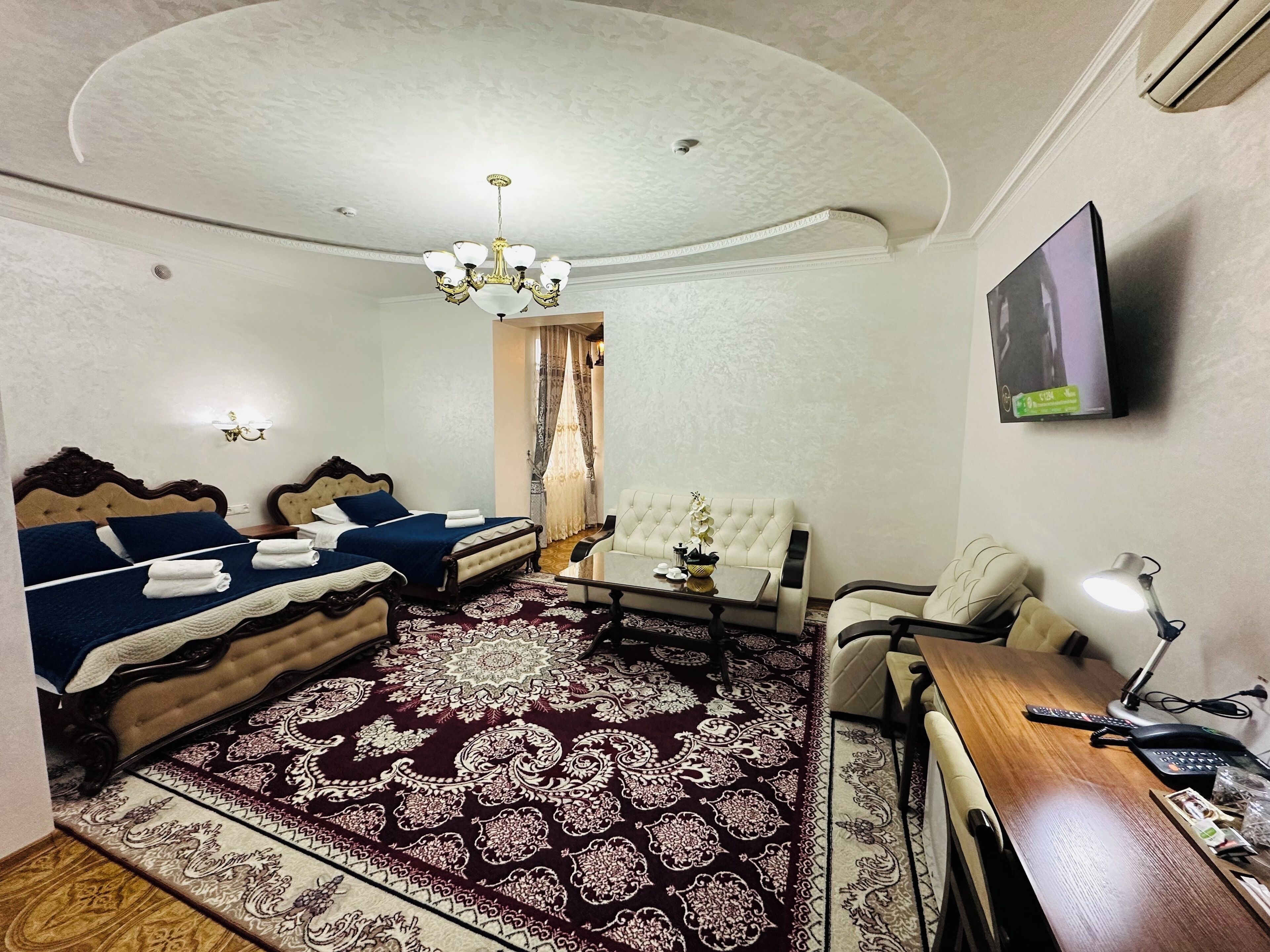 Kahden hengen deluxe-huone (kaksi sänkyä) | Ylelliset vuodevaatteet, minibaari, työpöytä, äänieristys