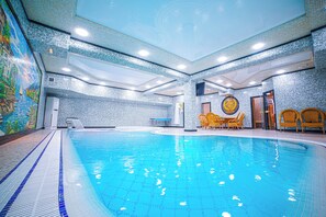 Kauden mukainen ulkouima-allas