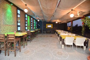 Serveert ontbijt, lunch en diner