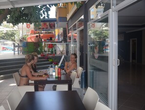 Se sirven desayunos, comidas y cenas 