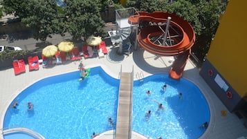 Piscine extérieure, parasols de plage, chaises longues