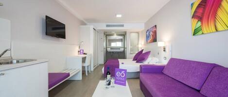 Estudio, vistas a la piscina | Zona de estar | Una televisión de pantalla plana