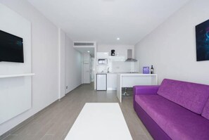 公寓, 1 间卧室, 泳池景观 | 客房内保险箱、免费婴儿床、收费高速有线上网