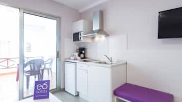 Monolocale, vista piscina | Cucina privata | Frigorifero con congelatore, microonde, piano cottura