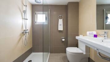 Appartement, 1 slaapkamer, uitzicht op zwembad | Badkamer | Een douche, een haardroger, handdoeken