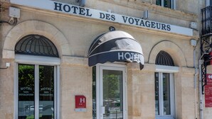 Fachada de hotel com a placa 