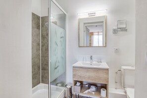 Double Room | Bathroom - Logis Hôtel des Voyageurs (Bordeaux)