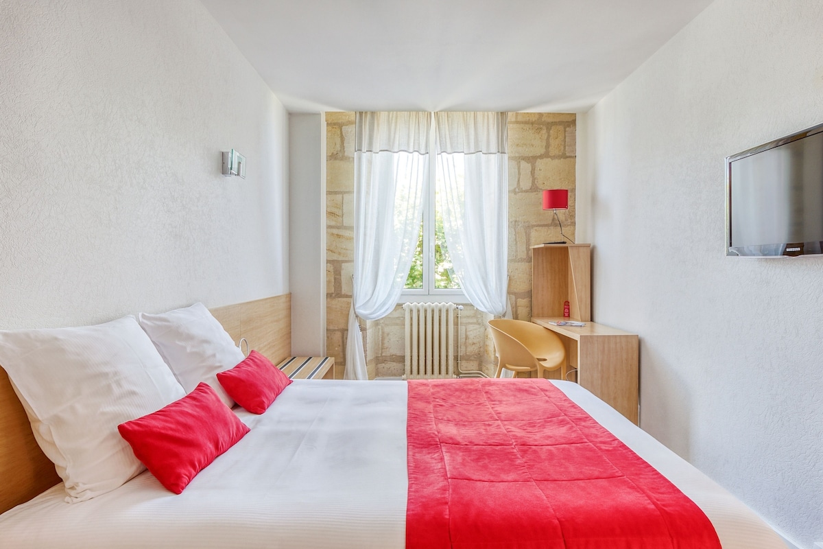Premium bedding, desk, free WiFi, individually decorated