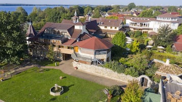 Suite superior, 1 cama King size, hidromasaje, vista al lago | 1 habitación, minibar, caja de seguridad en la habitación y escritorio