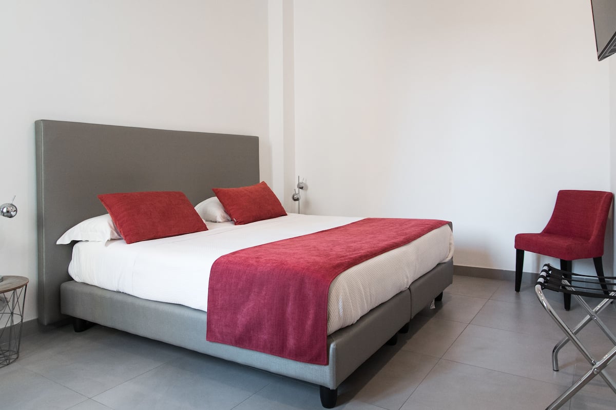 Camera Basic con letto matrimoniale o 2 letti singoli, accessibile ai disabili | Biancheria da letto di alta qualità, materassi a doppio strato, minibar