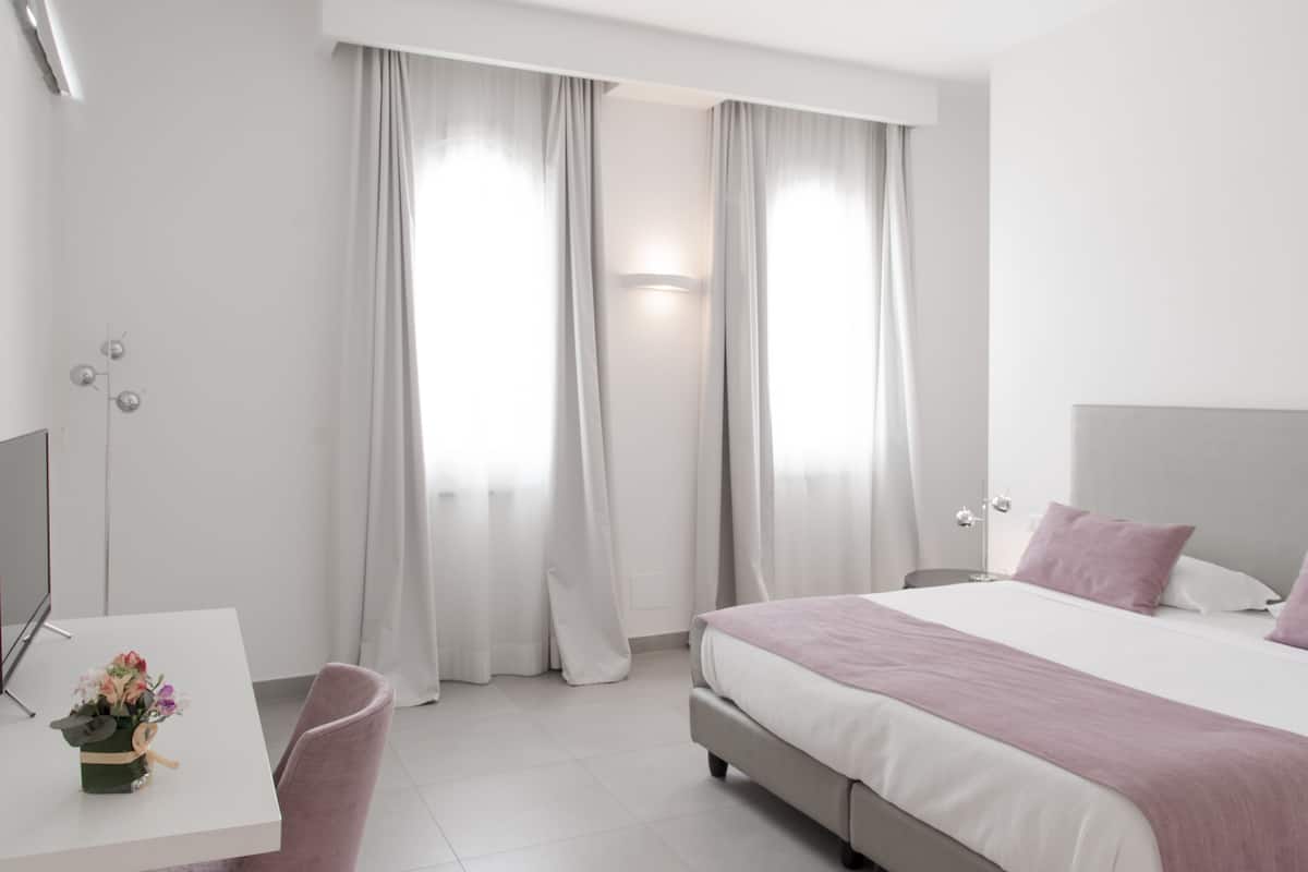 Camera tripla, vista giardino | Biancheria da letto di alta qualità, materassi a doppio strato, minibar