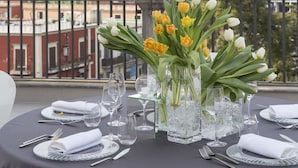 Mesa lista para comer con vista a la ciudad y al agua.