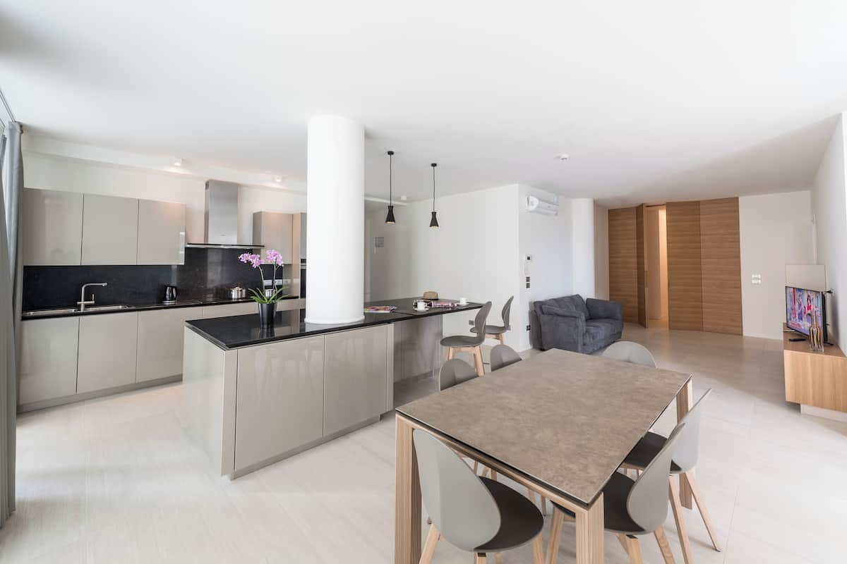 Appartamento Deluxe, 2 camere da letto, vista città | Cucina privata | Frigorifero