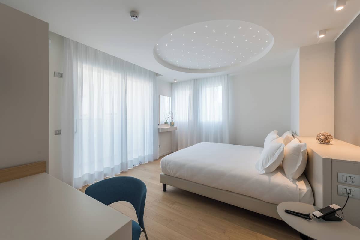 Appartamento Premium, 2 camere da letto, accesso in sedia a rotelle, vista cortile | Biancheria da letto di alta qualità, copriletto in piuma