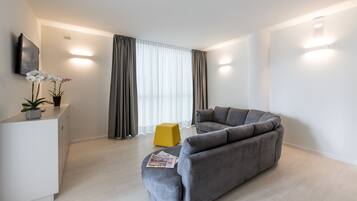 Grand-Apartment, 3 Schlafzimmer, Stadtblick | Wohnzimmer | 32-Zoll-Flachbildfernseher mit Satellitenempfang, Fernseher