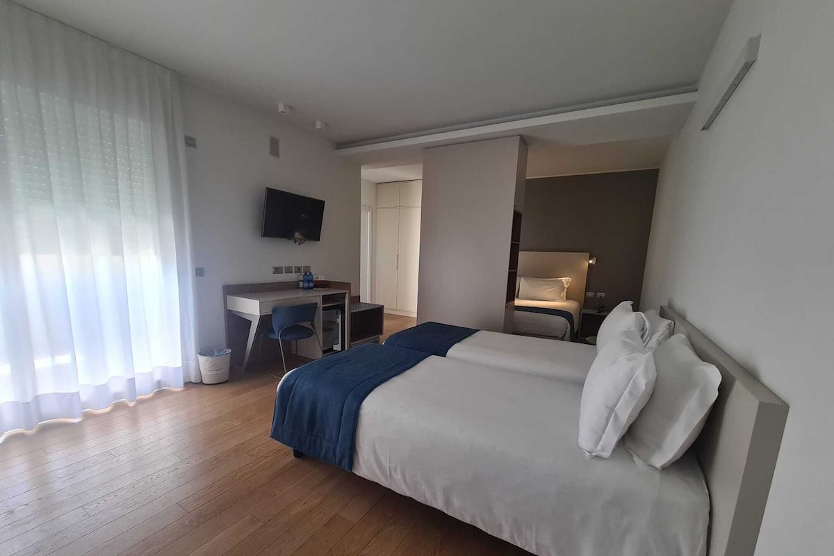 Camera quadrupla, 1 camera da letto, vista cortile | Biancheria da letto di alta qualità, copriletto in piuma