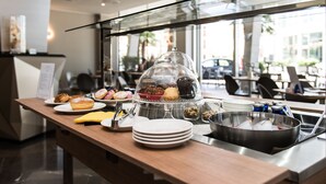 Un buffet proposant une variété de plats et une vitrine réfrigérée.
