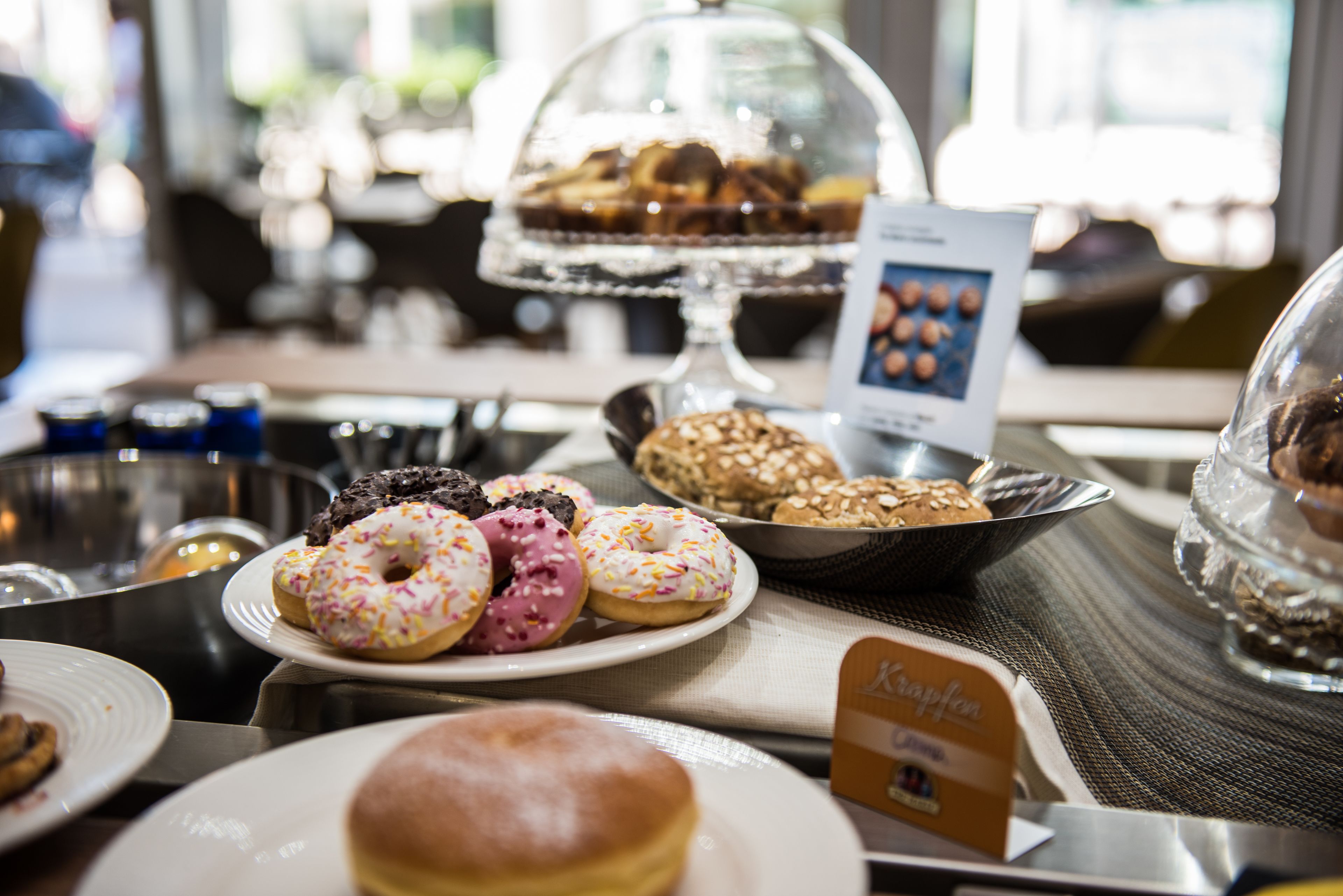 Un buffet proposant une variété de pâtisseries et de beignets.