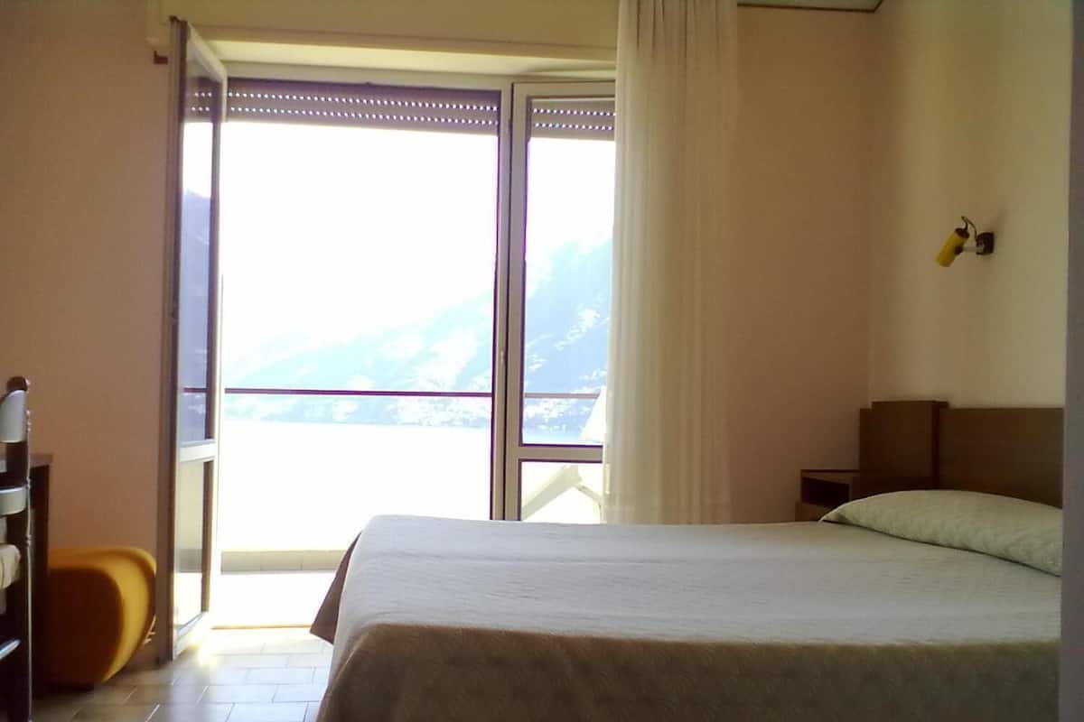 Double Room | Gebar bulu kapas, peti besi dalam bilik, meja, kalis bunyi