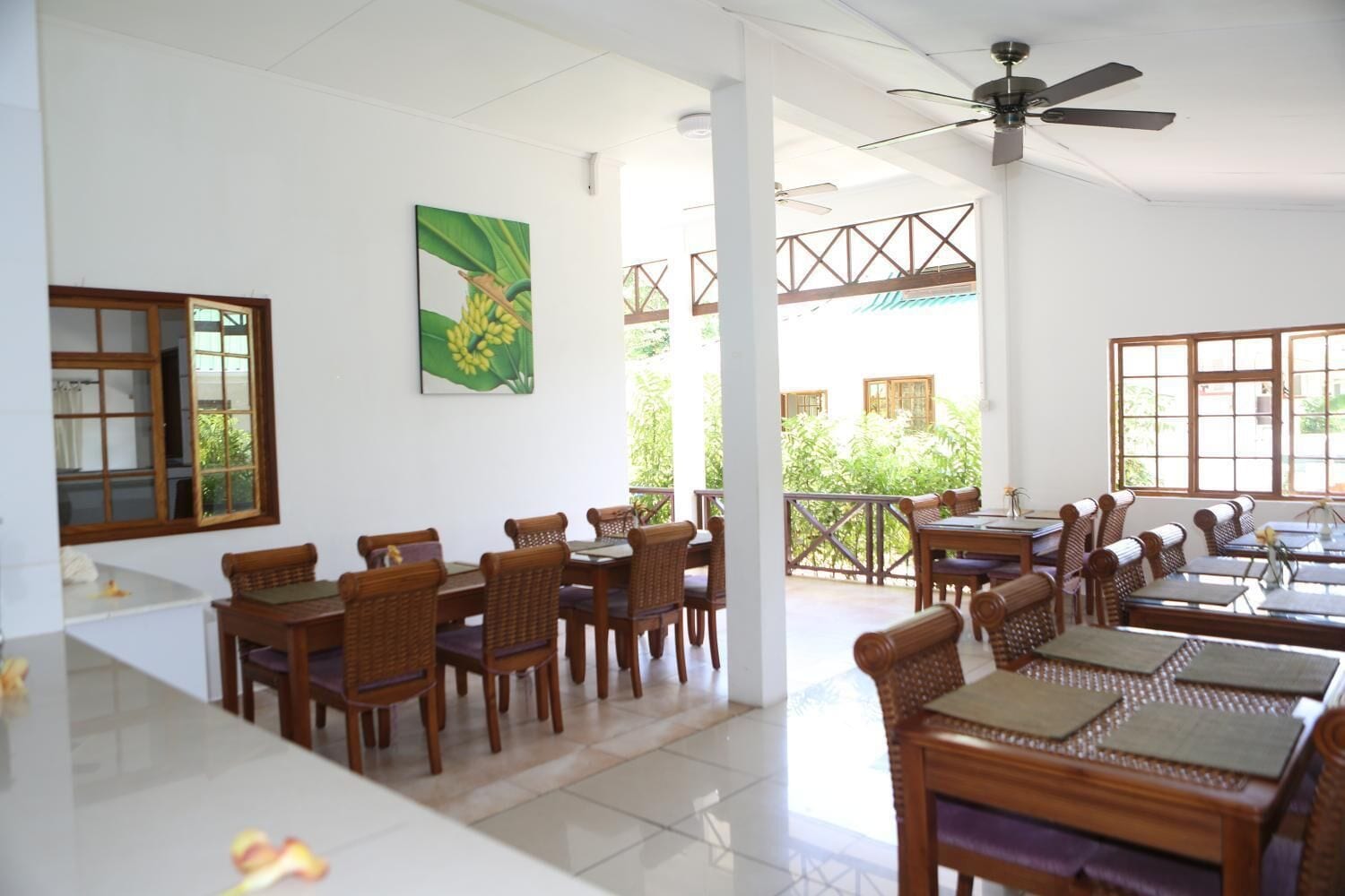 Full-size fridge, microwave, oven, stovetop