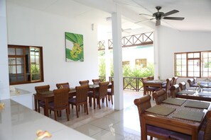 Grand réfrigérateur, micro-ondes, four, plaque de cuisson